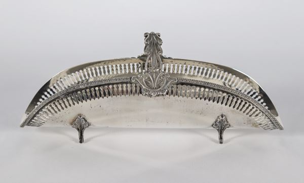 Breadstick holder in chiselled, embossed and perforated silver, supported by four curved feet, gr. 160