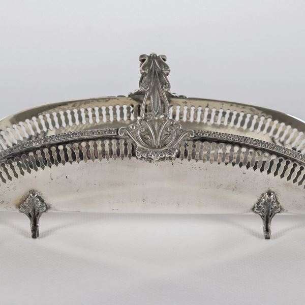 Portagrissini in argento cesellato, sbalzato e traforato, sorretto da quattro piedini ricurvi, gr. 160