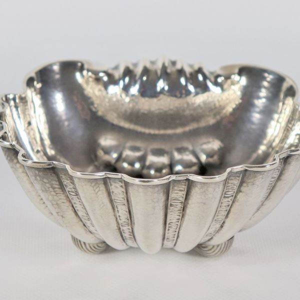 Shell in embossed and chiseled silver, gr. 160