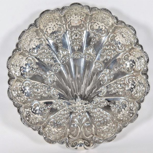 Small shell-shaped centerpiece in chiselled, embossed and pierced silver, Queen Victoria Period, gr. 290