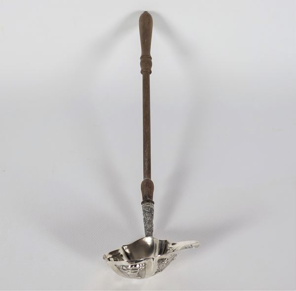 Piccolo mestolo in argento cesellato e sbalzato a motivi Luigi XV, manico in legno tornito