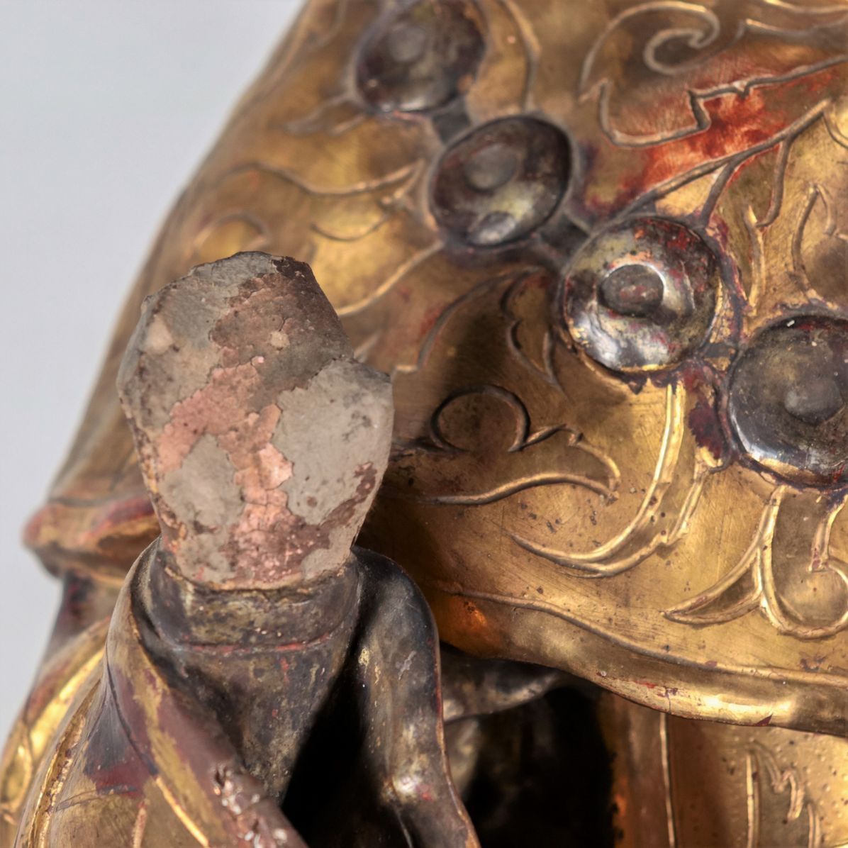 "Santo", antica scultura in legno policromo e dorato, mancante di parti delle mani