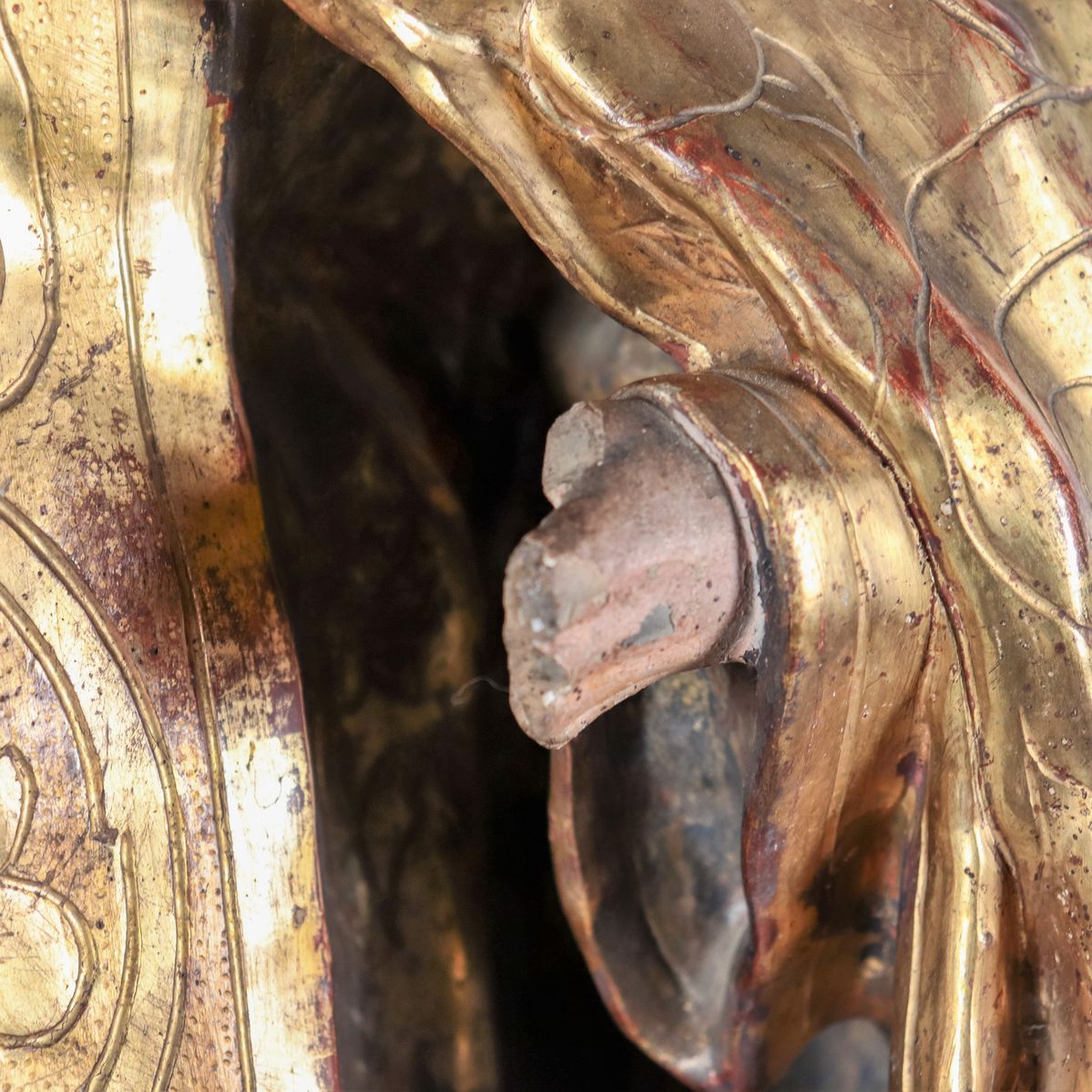"Santo", antica scultura in legno policromo e dorato, mancante di parti delle mani