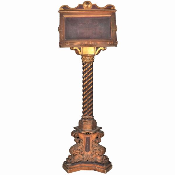 Ancient large standing lectern in polychrome wood, gilded and carved with acanthus leaf motifs, twisted column supported by a triangular base with leonine feet. Defects