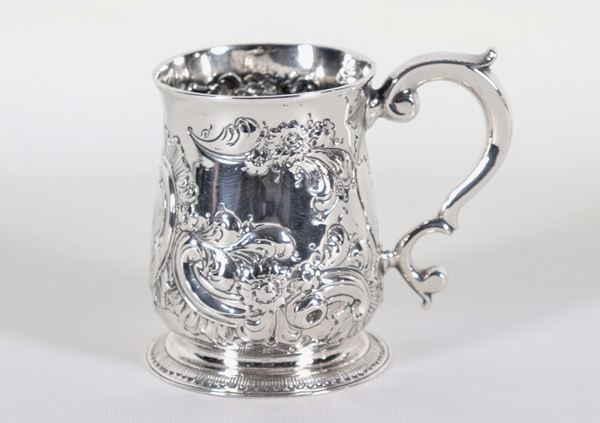 Small George II tankard in silver, entirely chiseled and embossed with floral scrolls with central monogram and curved handle, gr. 195