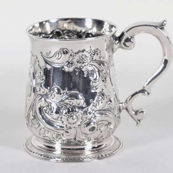 Piccolo boccale Giorgio II in argento, interamente cesellato e sbalzato a volute floreali con monogramma centrale e manico ricurvo, gr. 195