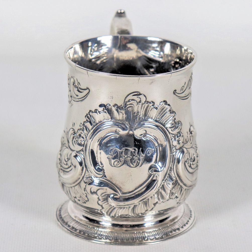 Piccolo boccale Giorgio II in argento, interamente cesellato e sbalzato a volute floreali con mon...