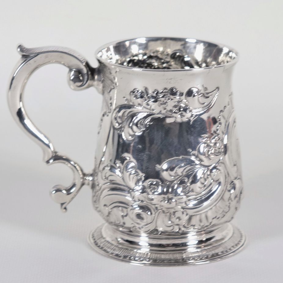 Piccolo boccale Giorgio II in argento, interamente cesellato e sbalzato a volute floreali con mon...