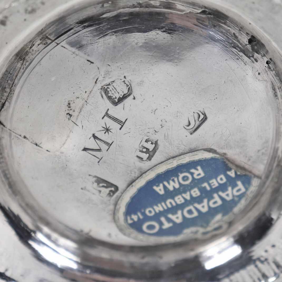 Piccolo boccale Giorgio II in argento, interamente cesellato e sbalzato a volute floreali con mon...