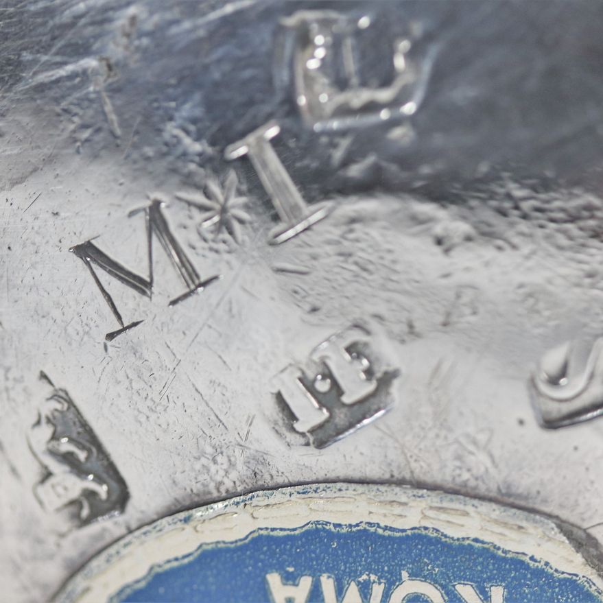 Piccolo boccale Giorgio II in argento, interamente cesellato e sbalzato a volute floreali con mon...