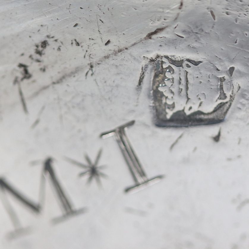 Piccolo boccale Giorgio II in argento, interamente cesellato e sbalzato a volute floreali con mon...