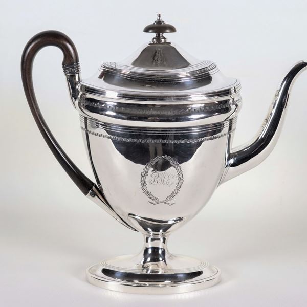 Giorgio III coffee pot in chiseled and embossed silver with geometric motifs and laurel crowns with engraved monogram, wooden knob and handle, gr. 680