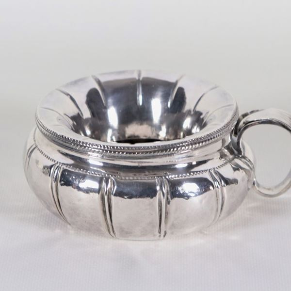 Roman spittoon in chiseled and embossed silver with curved handle, Argentiere Azzurri Michelangelo (Rome 1753-1798), gr. 285