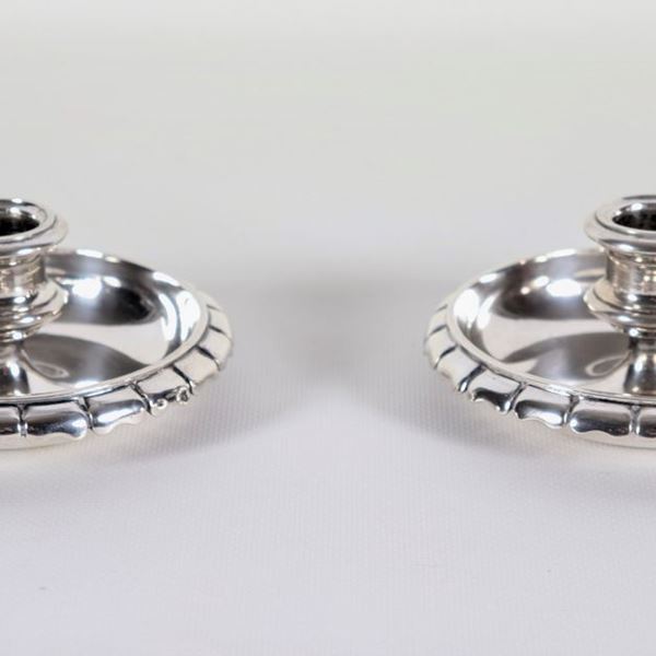 Pair of antique silver travel buggies with embossed edges, the bobèches are unscrewed and inserted into the two round bases that screw together to form a container, gr. 315