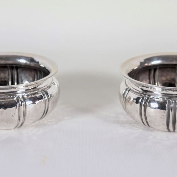 Pair of ancient small round bowls in chiseled, embossed and hammered silver, gr. 310