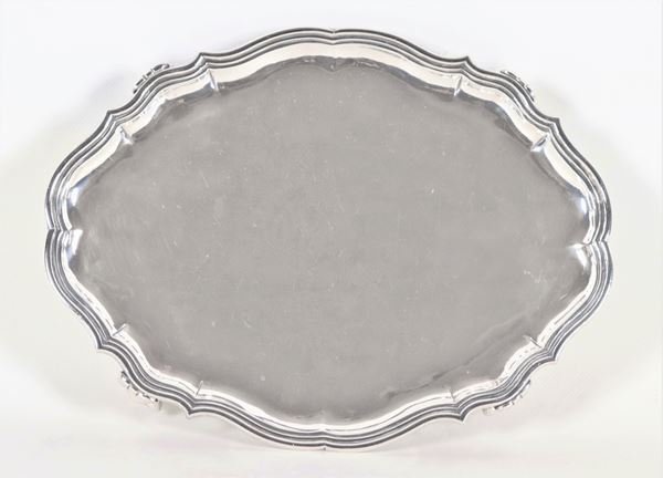 Antique oval silver tray with arched and embossed edge, supported by four leonine feet, gr. 755