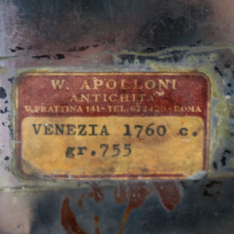 Antico vassoio ovale in argento con bordo centinato e sbalzato, sorretto da quattro piedini leoni...