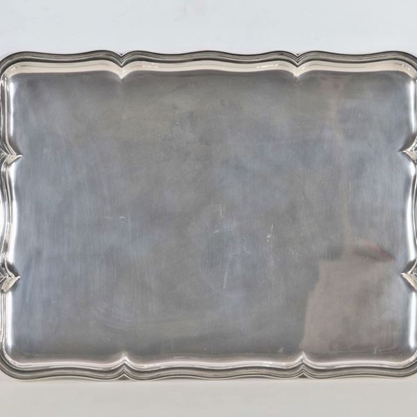Grande vassoio rettangolare in argento con bordo centinato e sbalzato, gr. 4270