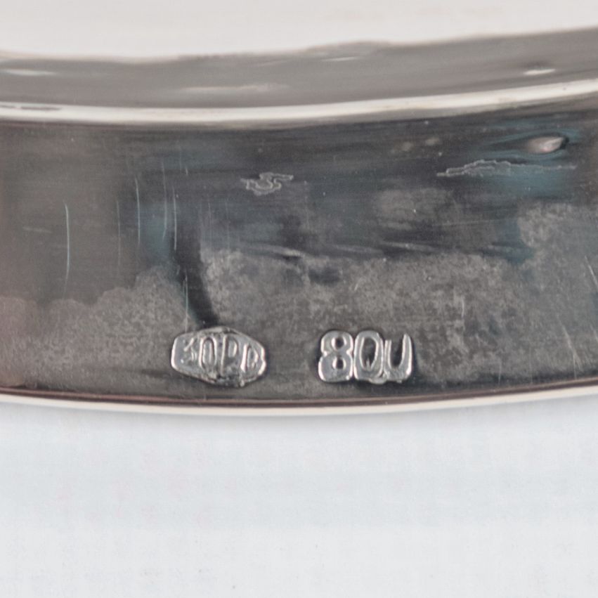 Grande vassoio rettangolare in argento con bordo centinato e sbalzato, gr. 4270