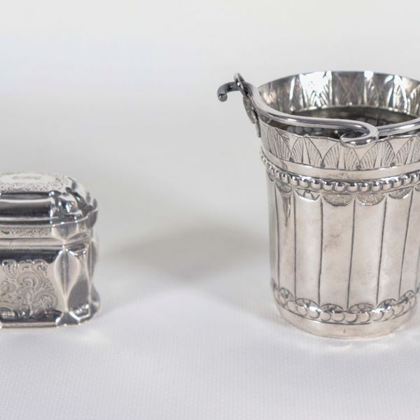 Antique lot in chiselled and embossed silver, of a small bucket and a snuffbox, some dents, gr. 100