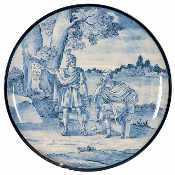 Grande piatto da parata in maiolica, interamente decorato in blu con personaggi dell'Antica Roma, difetto al bordo