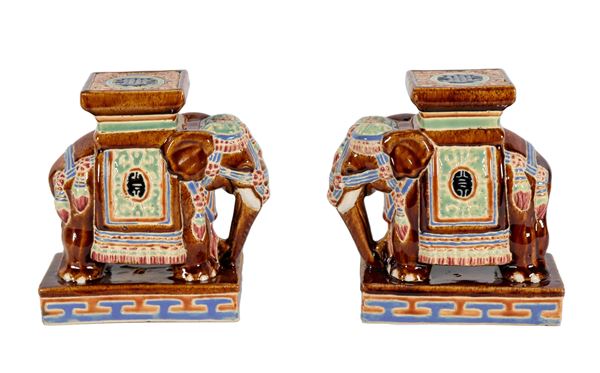 Coppia di elefantini in porcellana, interamente decorati con smalti policromi a rilievo 