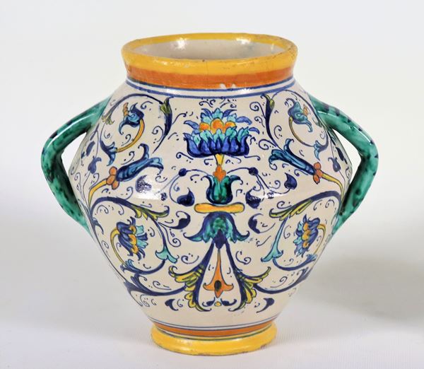Piccolo vaso a due anse in maiolica Deruta interamente decorato a motivi di volute floreali