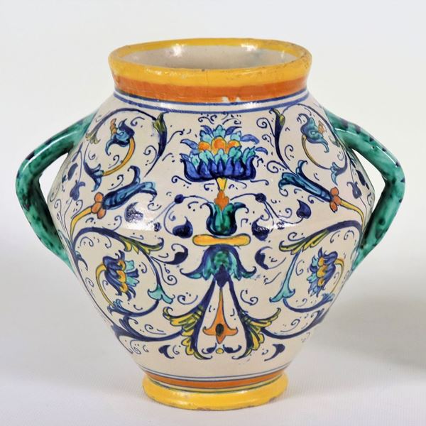 Piccolo vaso a due anse in maiolica Deruta interamente decorato a motivi di volute floreali