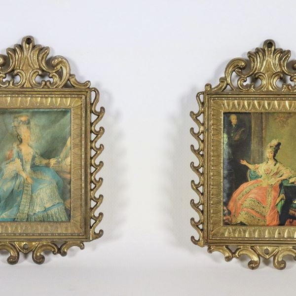 Pair of small frames in gilded bronze, embossed and chiselled, inside small prints on silk "Dame"