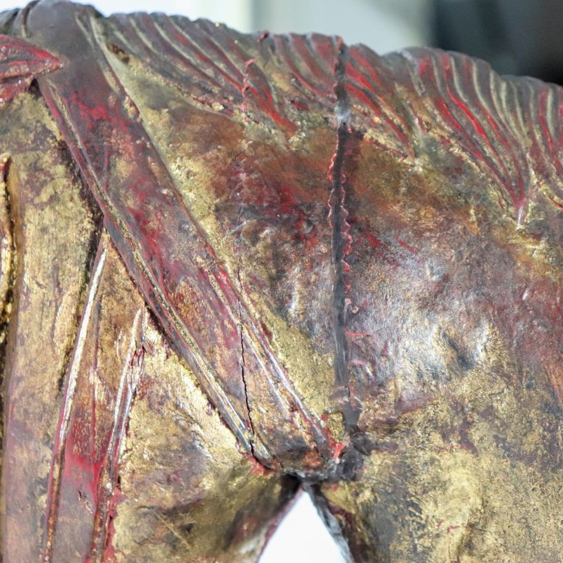 "Cavallo", grande scultura in legno policromo, difetto al collo