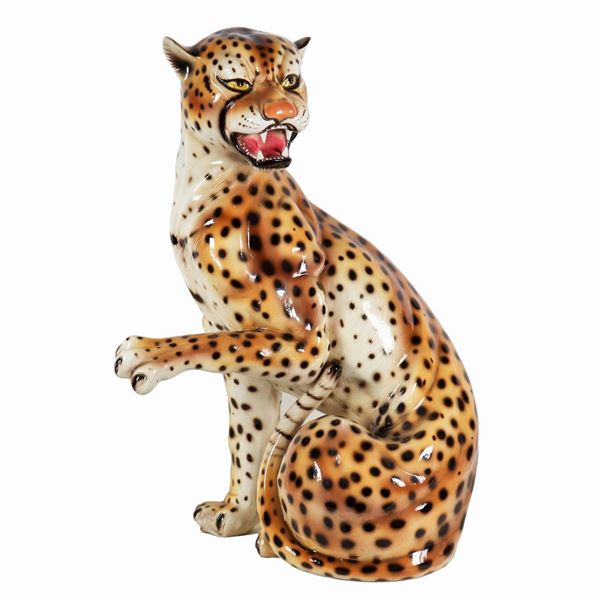 "Leopardo", scultura in ceramica porcellanata e smaltata a varie policromie, una zampa anteriore presenta rottura restaurata