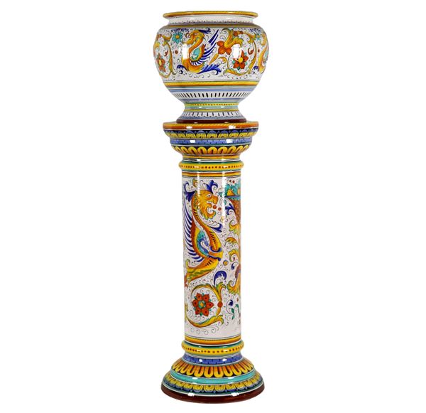 Colonna con cachepot in maiolica Deruta, interamente decorata e variopinta a motivi di volute floreali e draghi