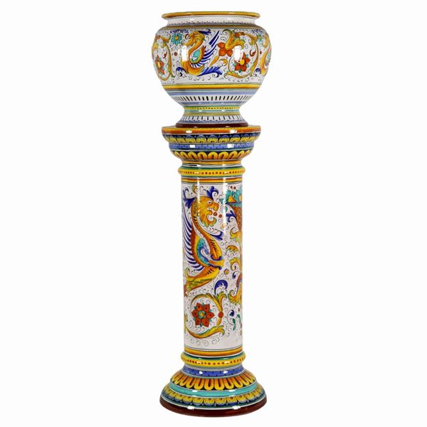 Colonna con cachepot in maiolica Deruta, interamente decorata e variopinta a motivi di volute floreali e draghi