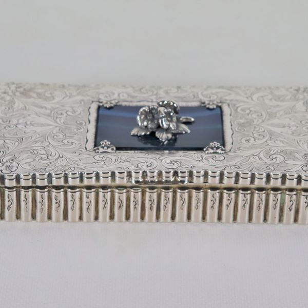 Rectangular cigarette box in entirely chiseled and embossed silver, in the center of the lid box with hard stone gr. 410