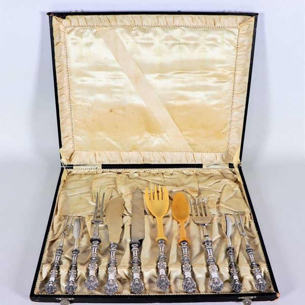 Antico servizio di dieci posate da portata con manici in argento, riccamente cesellato e sbalzato a motivi di intrecci floreali, mascheroni e conchiglie 