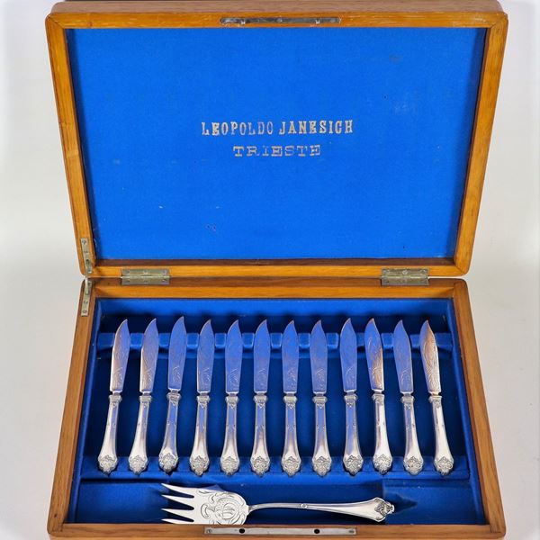 Antico servizio di posate da pesce in argento cesellato e sbalzato (26 pz), gr. 1345