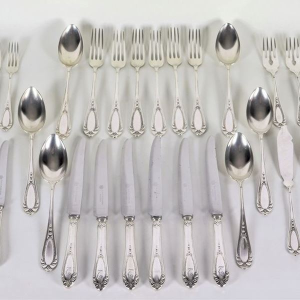 Servizio di posate in argento cesellato e sbalzato a motivi Luigi XVI con monogramma inciso (42 pz), gr. 1700