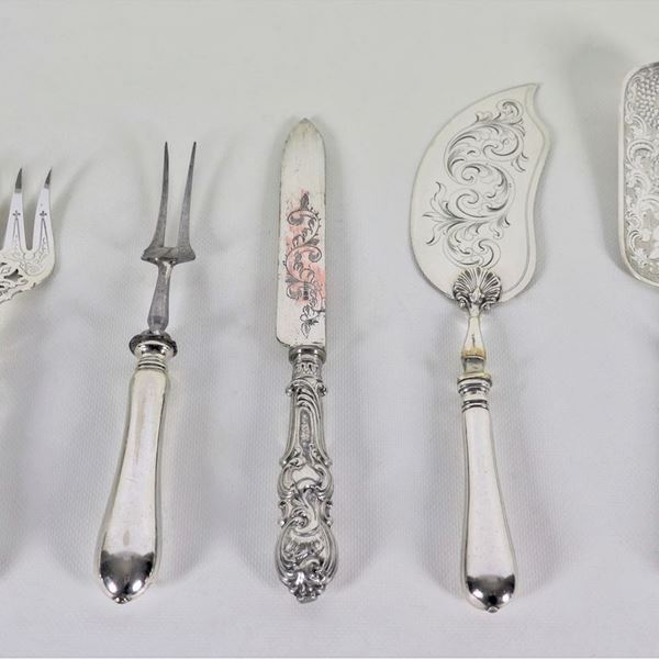 Lotto di quattro antiche posate da portata con manici in argento e una paletta per dolce in argento (5 pz), gr. 160 circa
