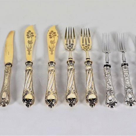 Lot of cutlery with chiseled and embossed silver handles (15 pcs)