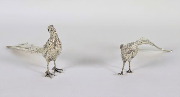 "Fagiani", coppia di statuine in metallo argentato sbalzato e cesellato