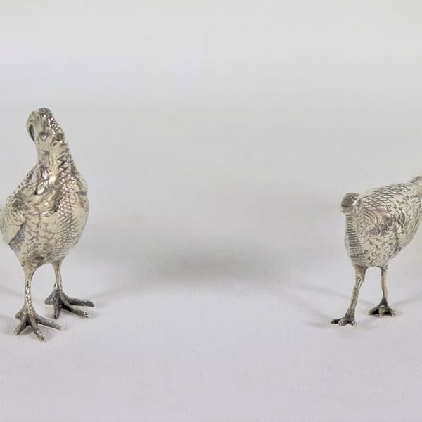 "Fagiani", coppia di statuine in metallo argentato sbalzato e cesellato