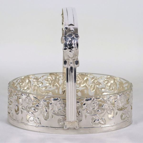 Oval basket in silver-plated metal, embossed and chiseled with intertwining floral motifs, crystal tray inside