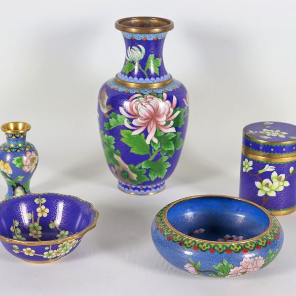 Lotto in smalto cloisonné con decorazioni a motivi floreali (5pz)