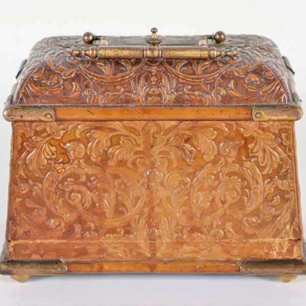 Antico bauletto da viaggio in cuoio lavorato con necessaire all'interno. Il necessaire presenta qualche mancanza e qualche difetto