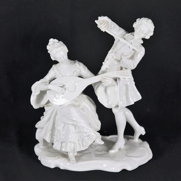 "Lady and knight players", small group in white Ginori porcelain