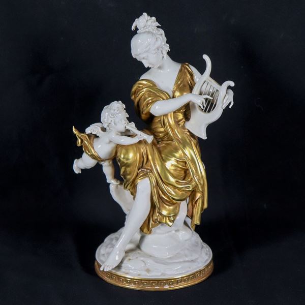 "La Musa Tersicore con putto suonatore", gruppo in porcellana Capodimonte bianca e oro