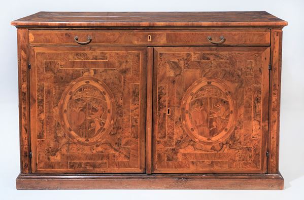 Marche sideboard in walnut and walnut briar, with boxwood inlays with geometric threads and coats of arms on the front and sides, central drawer and two doors below