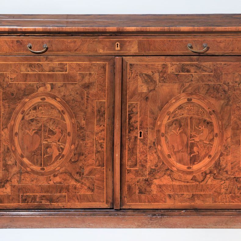 Credenza marchigiana in noce e radica di noce, con intarsi in bosso a filettature geometriche e s...