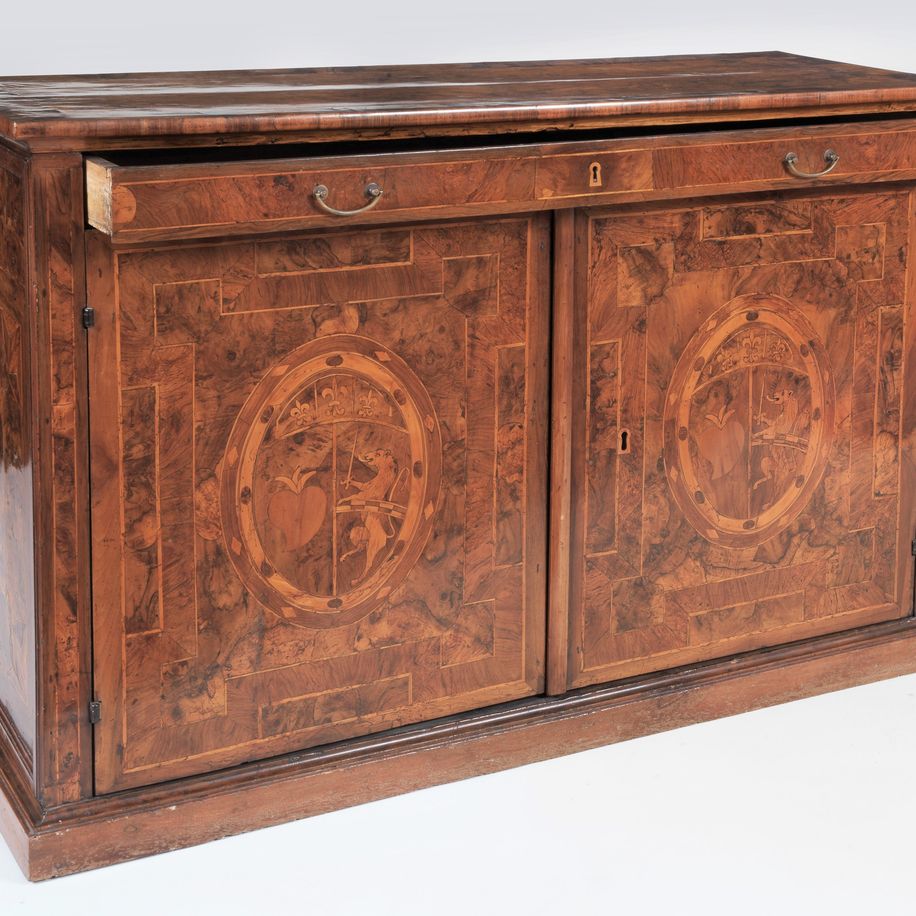Credenza marchigiana in noce e radica di noce, con intarsi in bosso a filettature geometriche e s...
