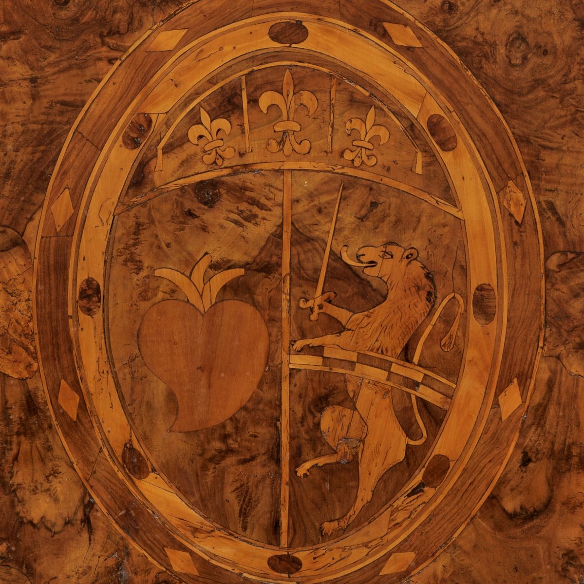 Credenza marchigiana in noce e radica di noce, con intarsi in bosso a filettature geometriche e s...
